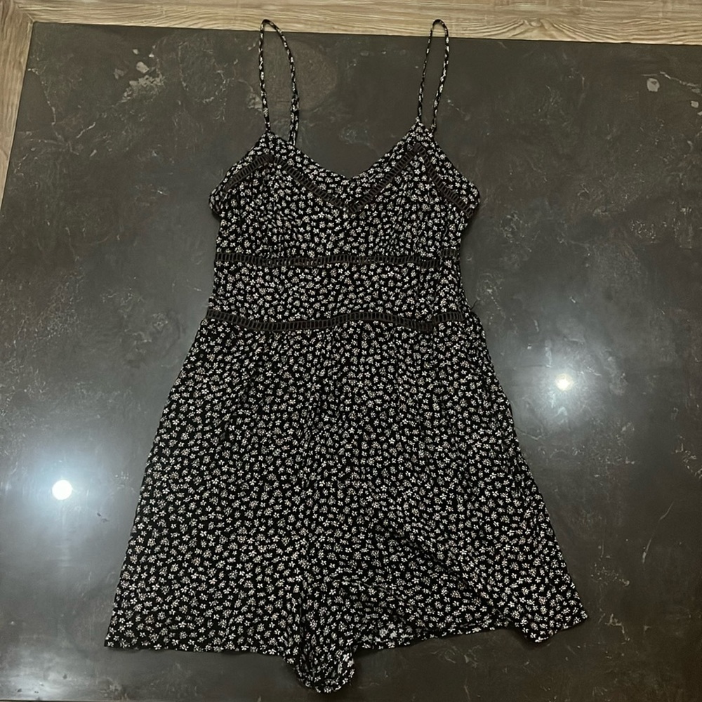 cute romper! tight fitting!